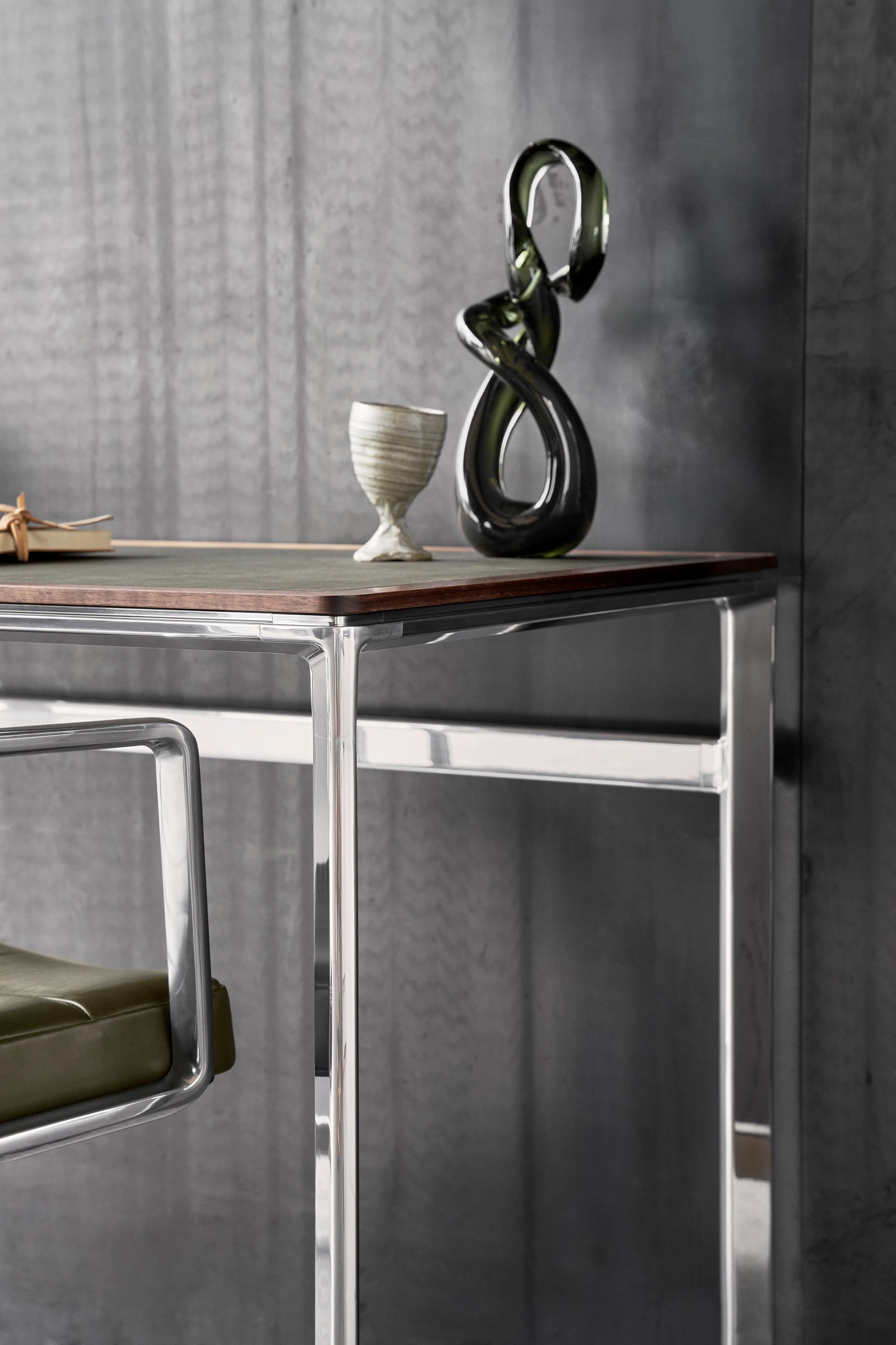 Biurko STUDIO zielony skórzany blat z orzechową ramą i aluminiową podstawą