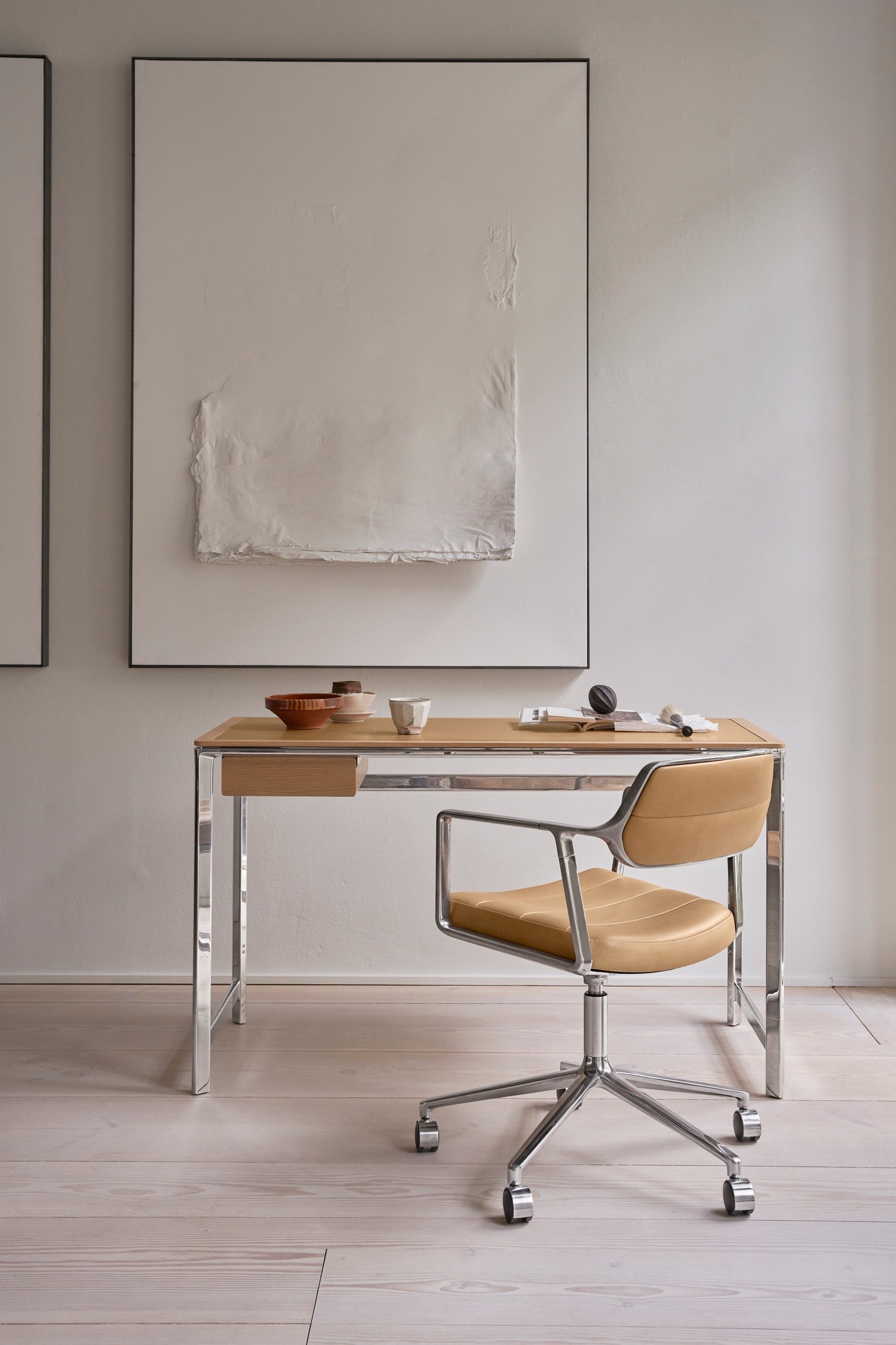 Biurko STUDIO kamelowy skórzany blat z dębową ramą i aluminiową podstawą