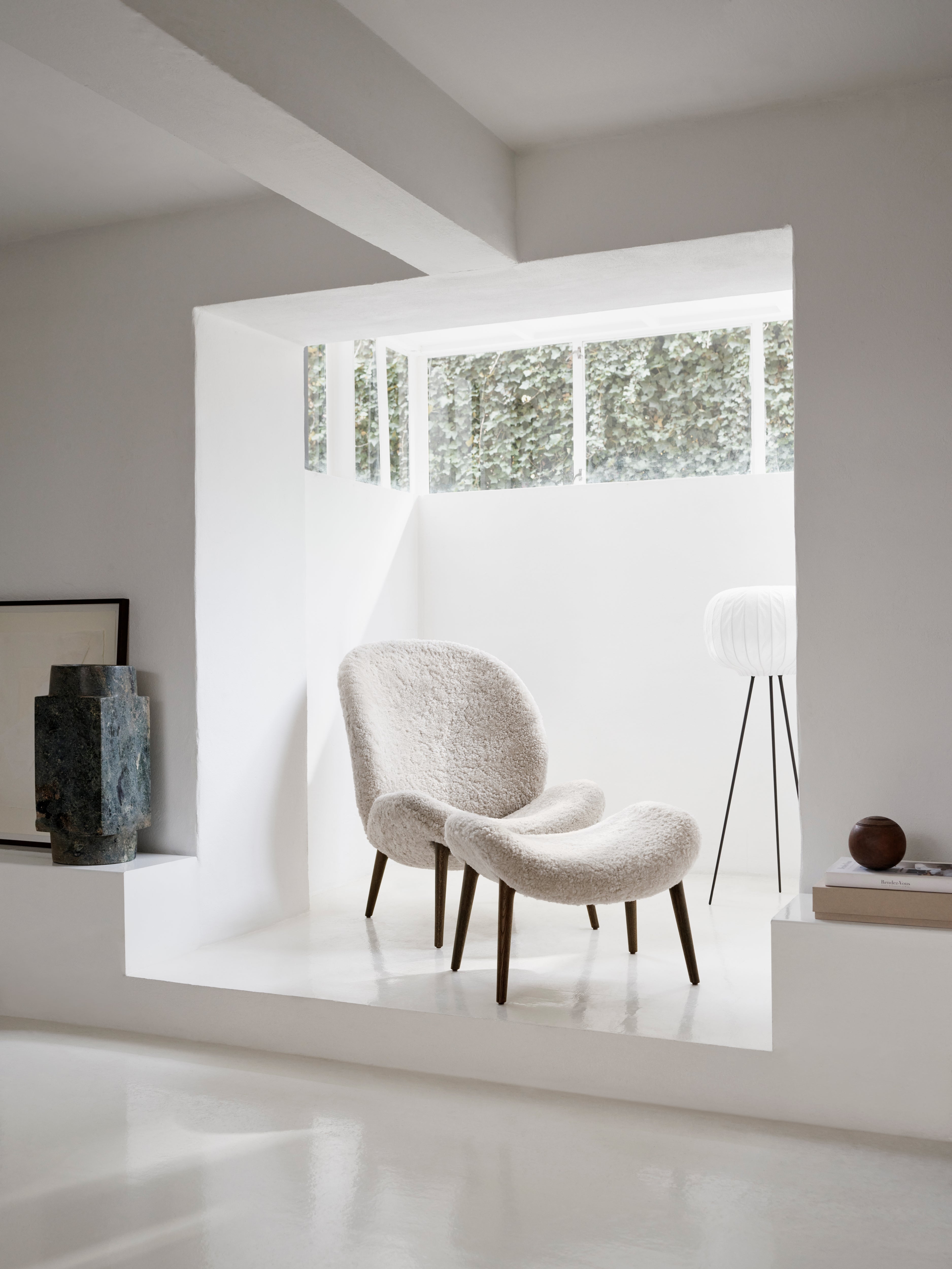 Fotel LODGE kremowy baranek z ciemną dębową podstawą