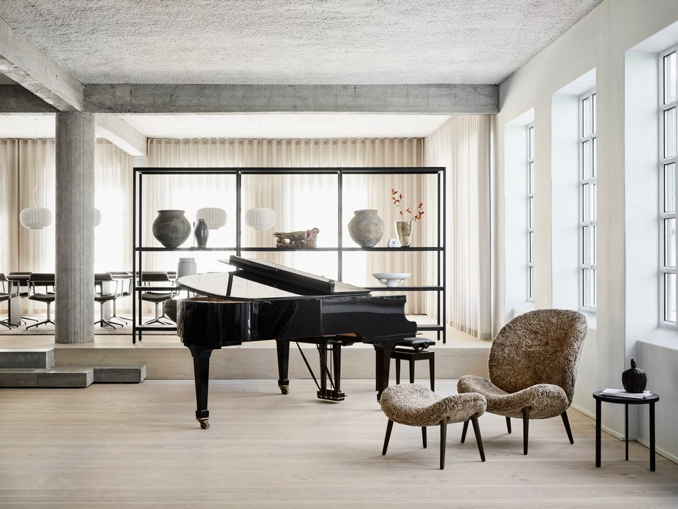 Podnóżek LODGE kremowy baranek z ciemną dębową podstawą