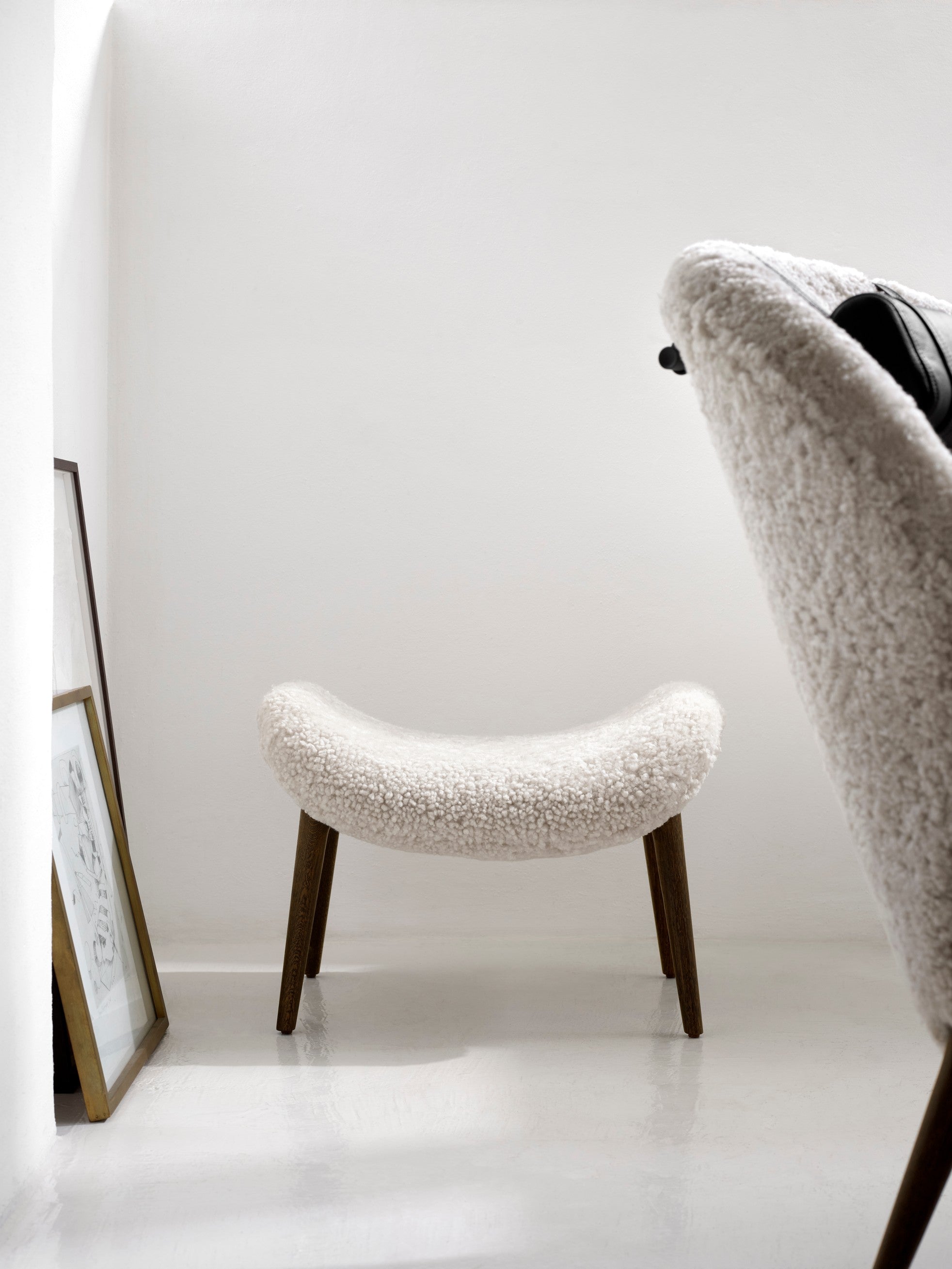 Podnóżek LODGE kremowy baranek z ciemną dębową podstawą