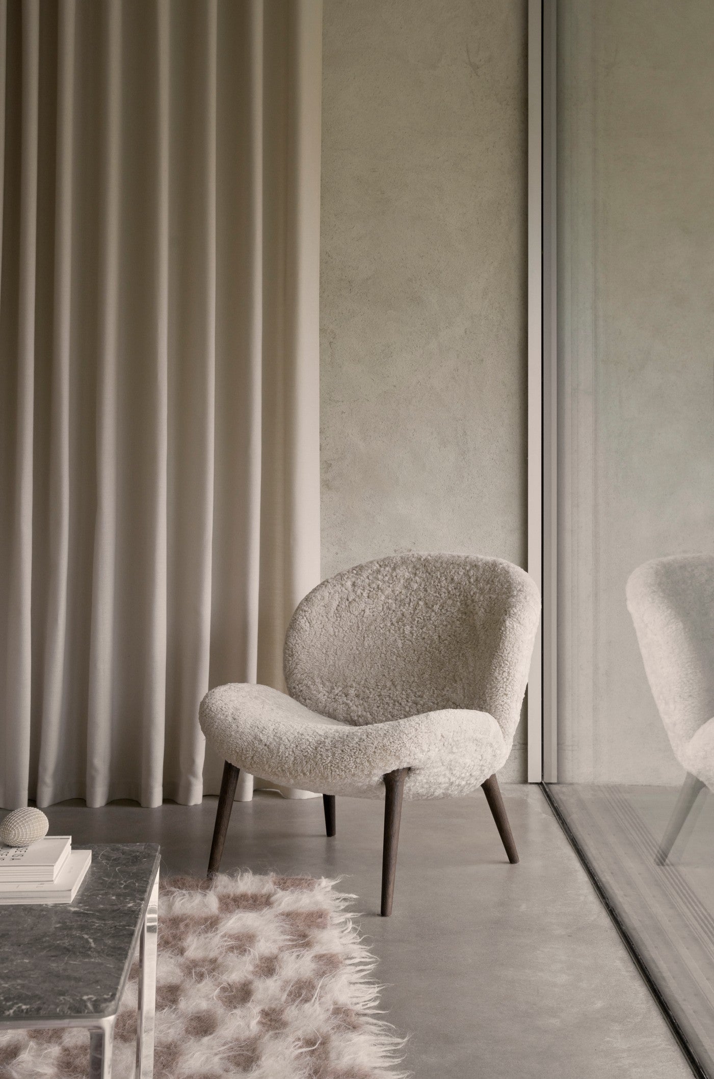 Fotel LODGE kremowy baranek z ciemną dębową podstawą