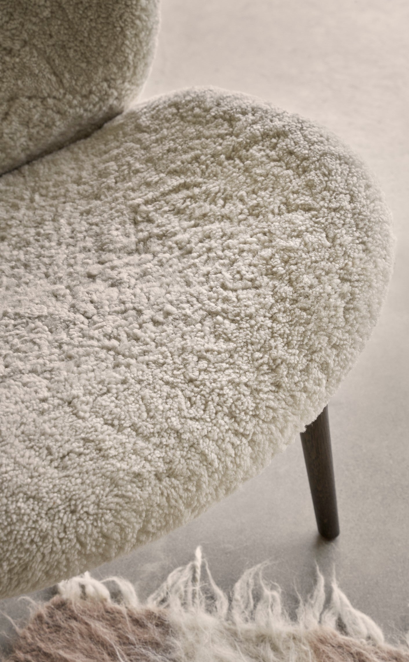 Fotel LODGE kremowy baranek z ciemną dębową podstawą