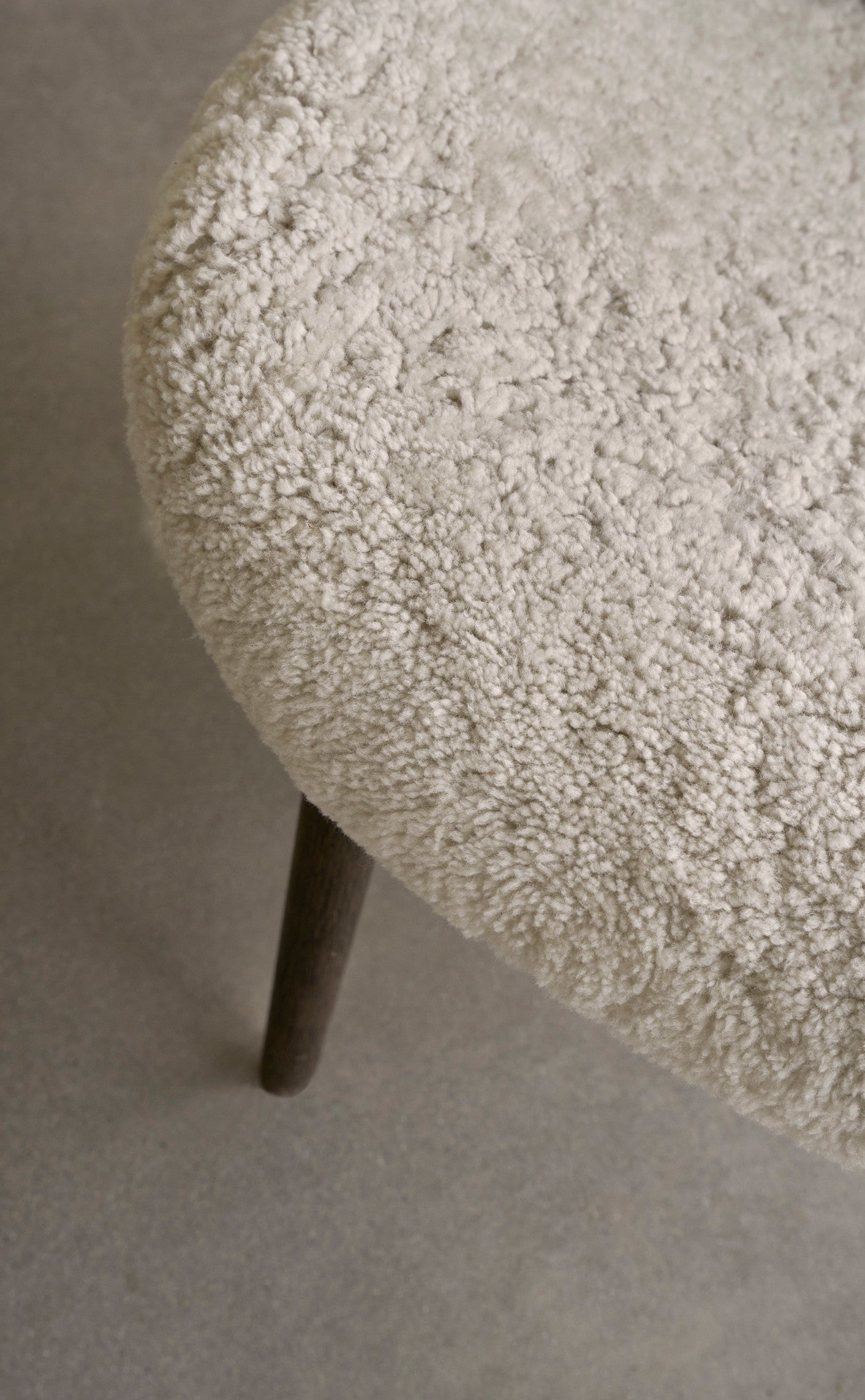 Fotel LODGE kremowy baranek z ciemną dębową podstawą