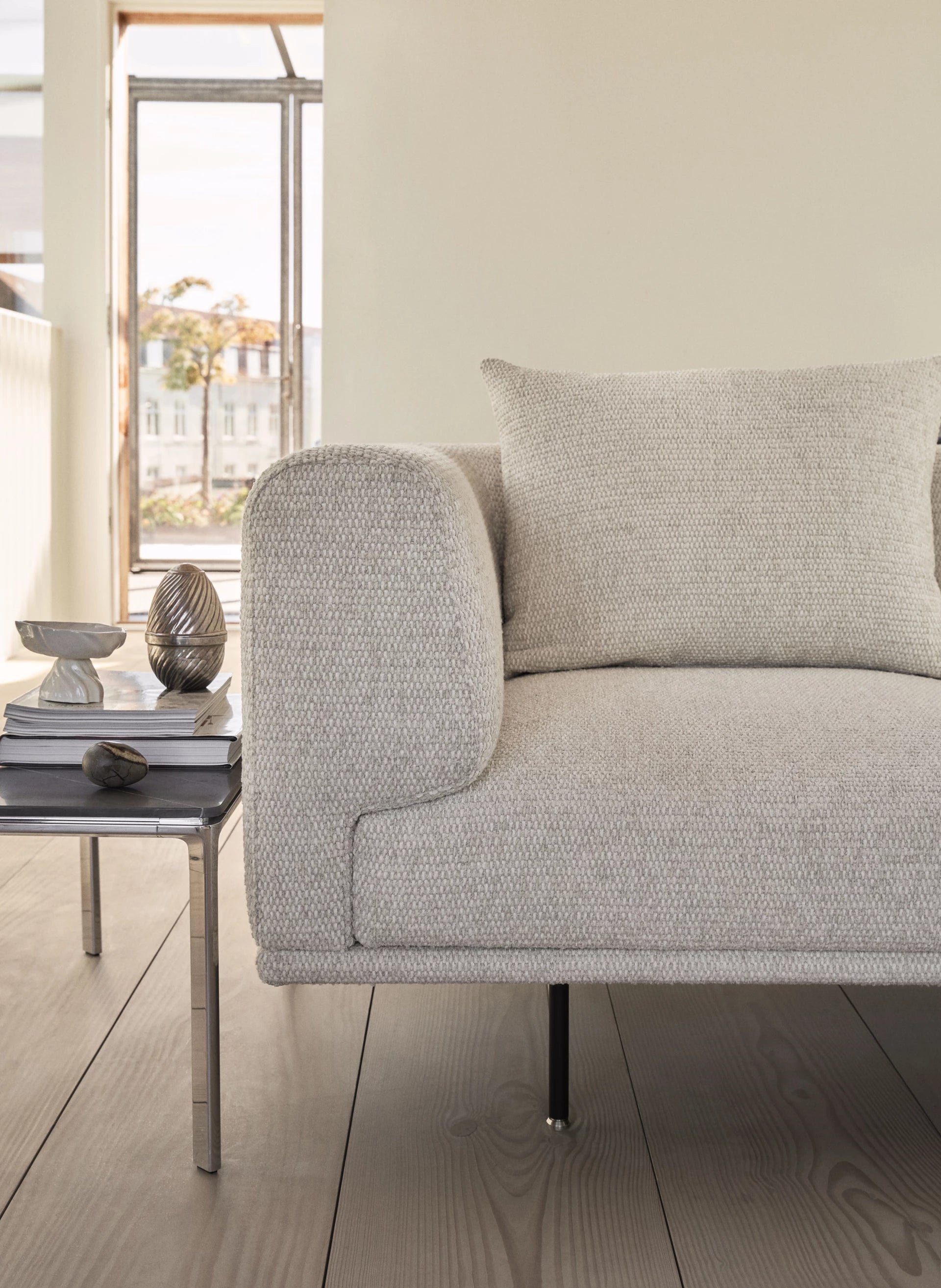 Sofa 3-osobowa CHIMNEY ciemnobeżowa tkanina Brook z czarną podstawą