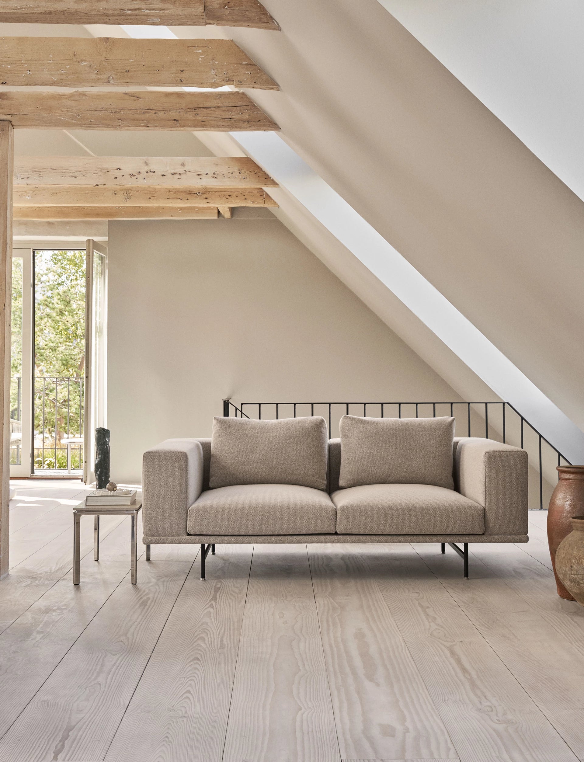 Sofa 2-osobowa LOFT jasnoszary boucle ze stalową podstawą