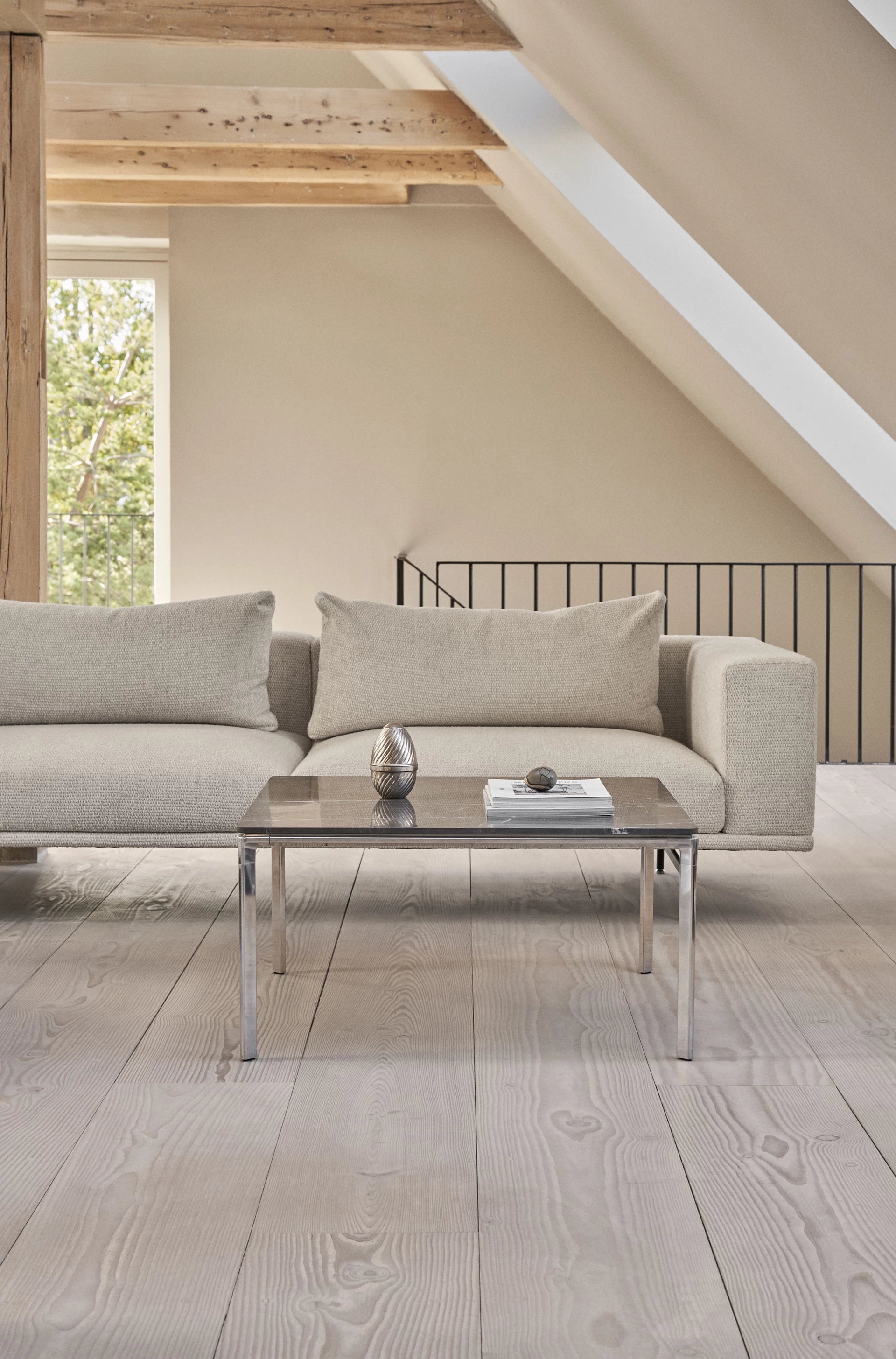 Sofa 2-osobowa LOFT jasnoszary boucle ze stalową podstawą