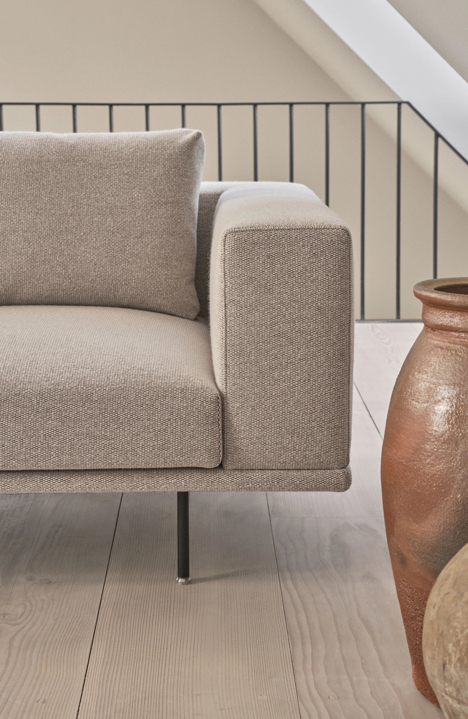 Sofa 2-osobowa LOFT jasnoszary boucle ze stalową podstawą