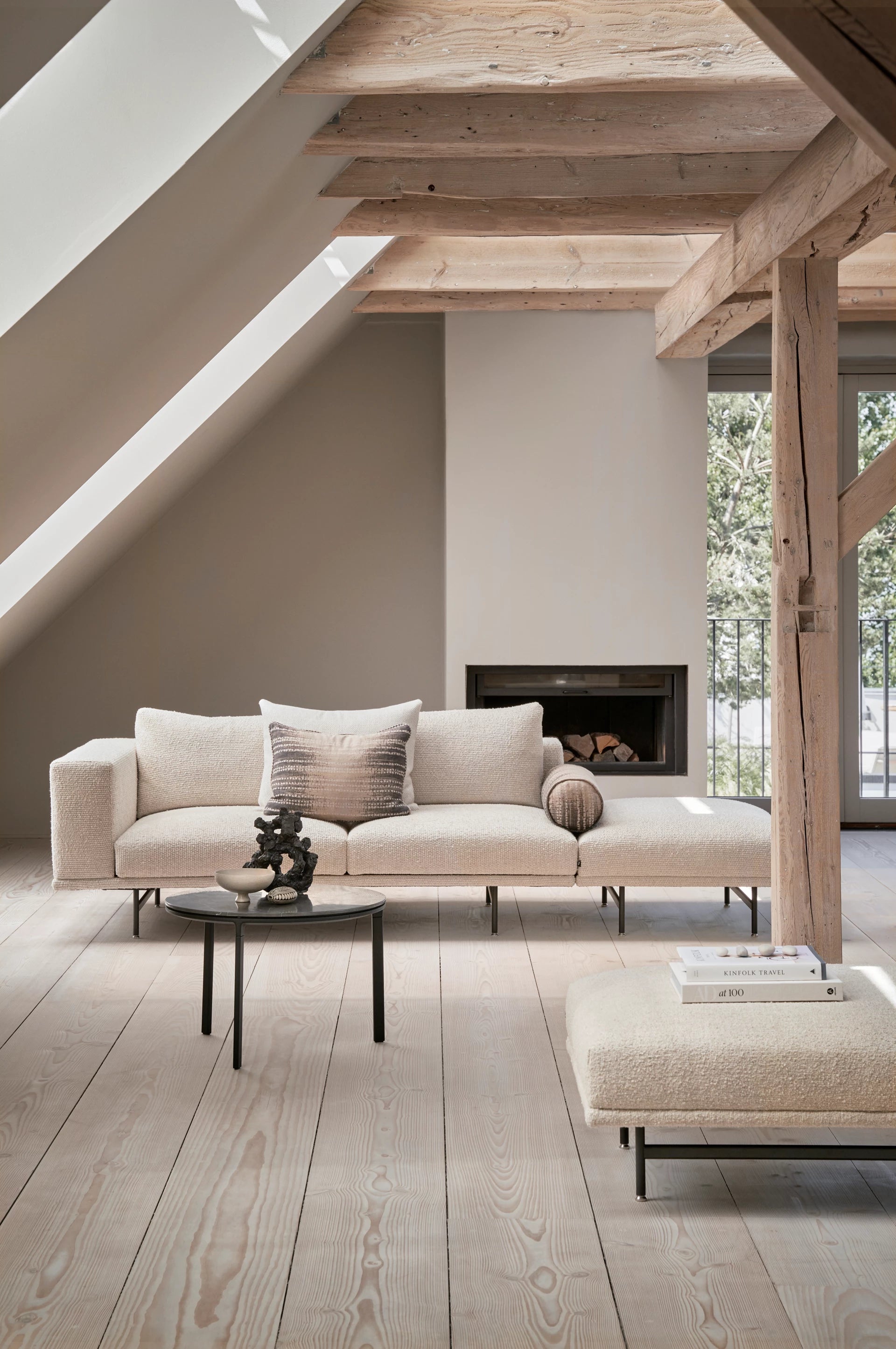 Sofa 3-osobowa LOFT brązowy boucle z czarną podstawą