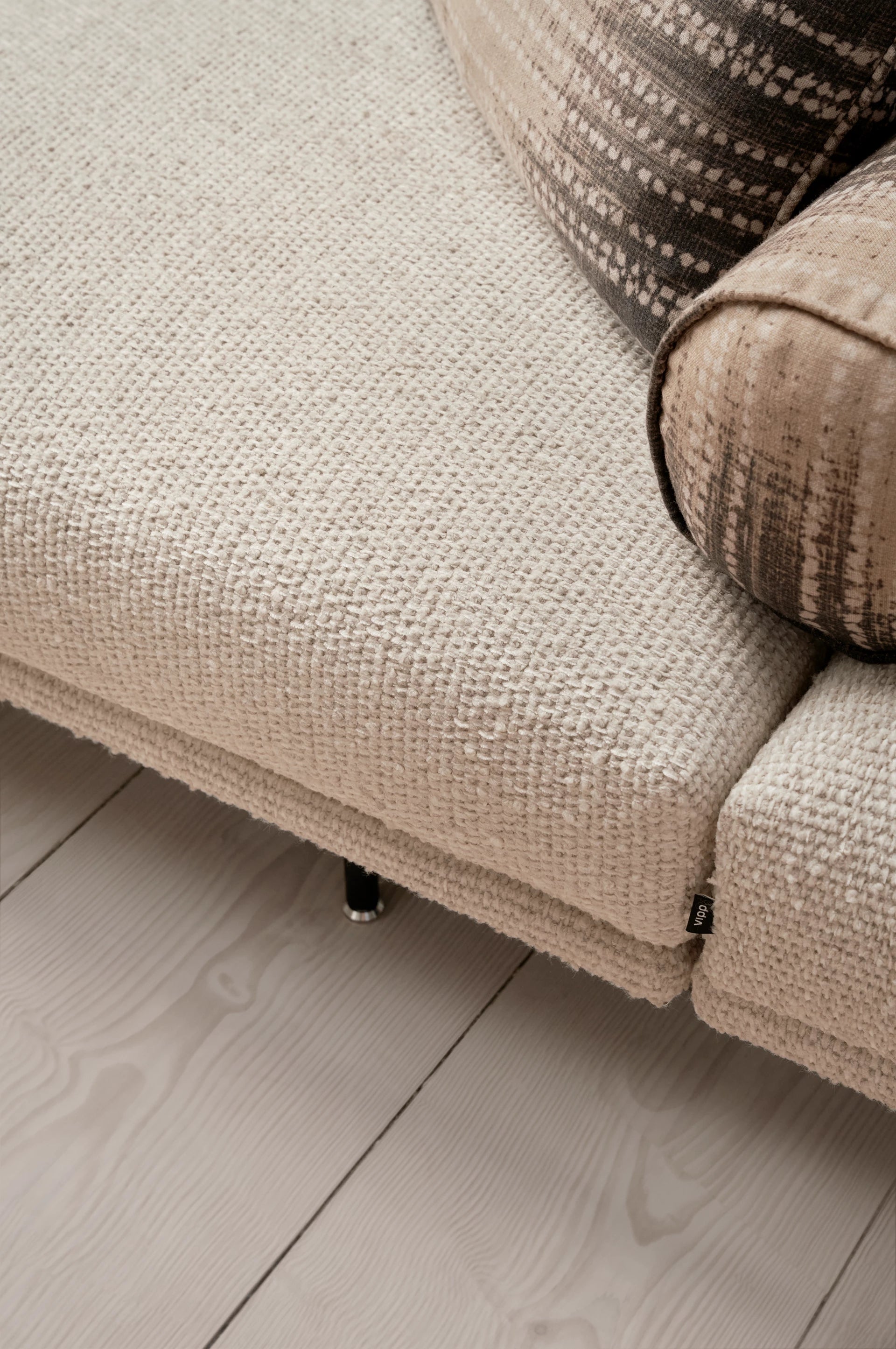 Sofa 3-osobowa LOFT brązowy boucle z czarną podstawą