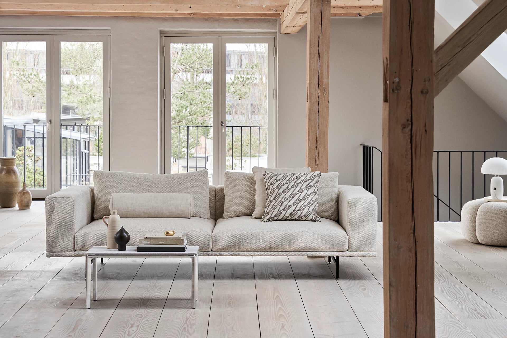 Sofa 3-osobowa LOFT jasnoszary boucle z czarną podstawą