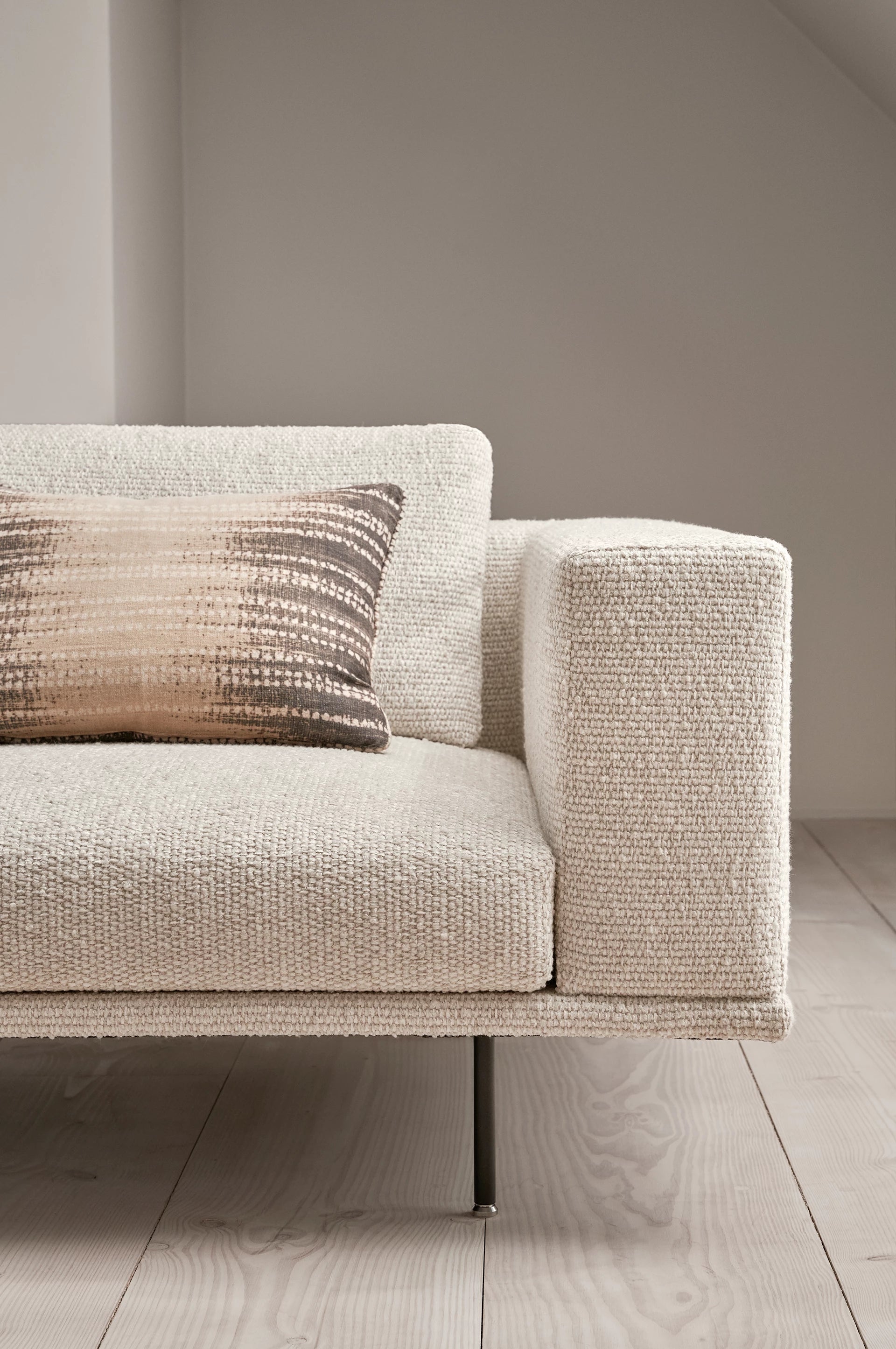 Sofa 3-osobowa LOFT brązowy boucle z czarną podstawą