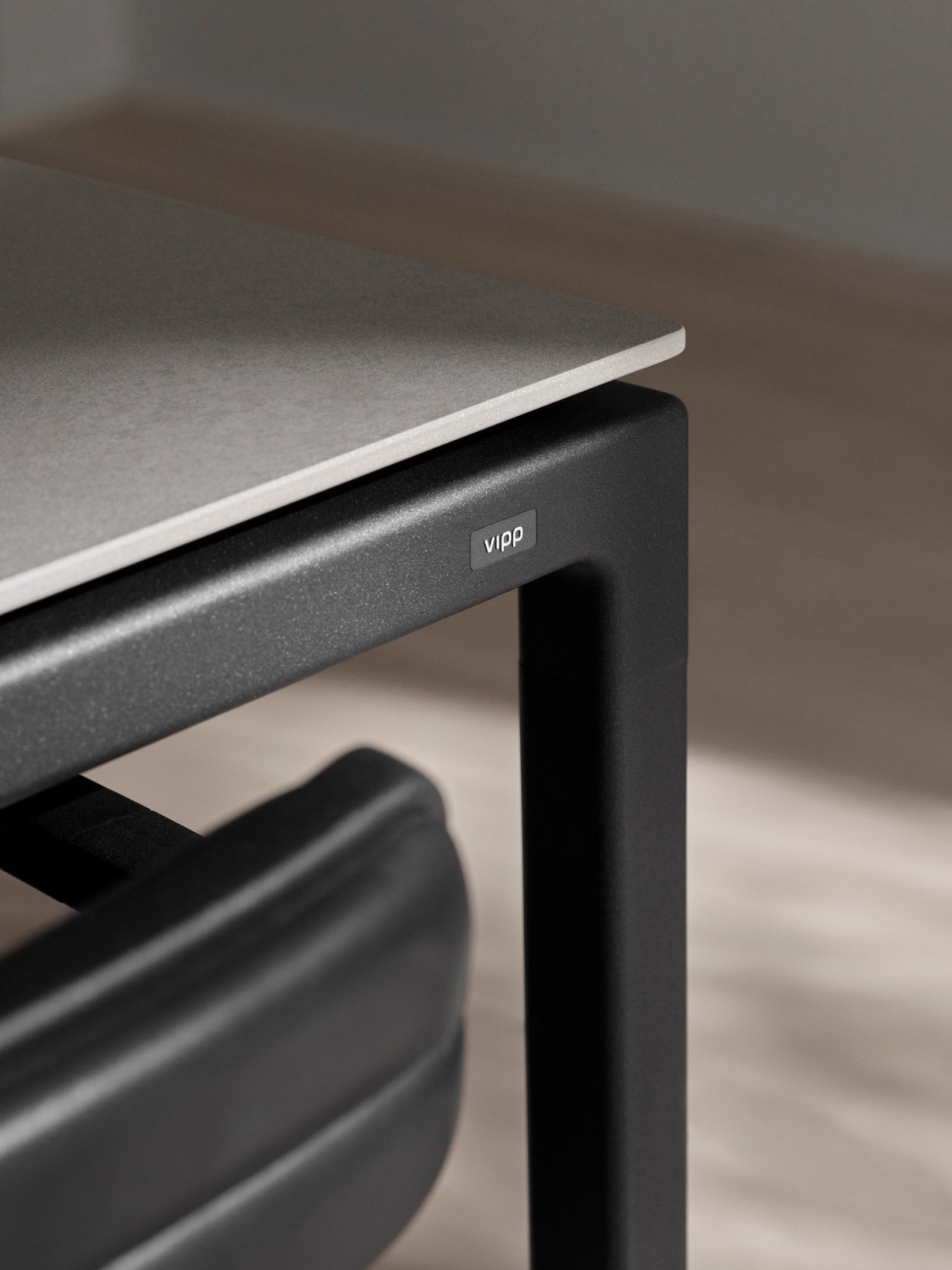 Table 971 gray ceramic top with dark steel base
