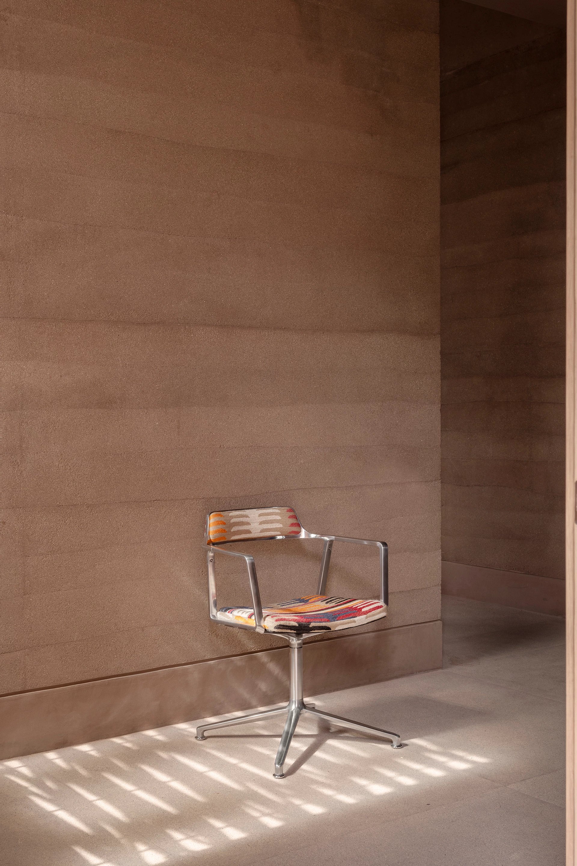 Krzesło biurowe 452 - TODOS SANTOS niebieskim i pomarańczowym z metalową podstawą