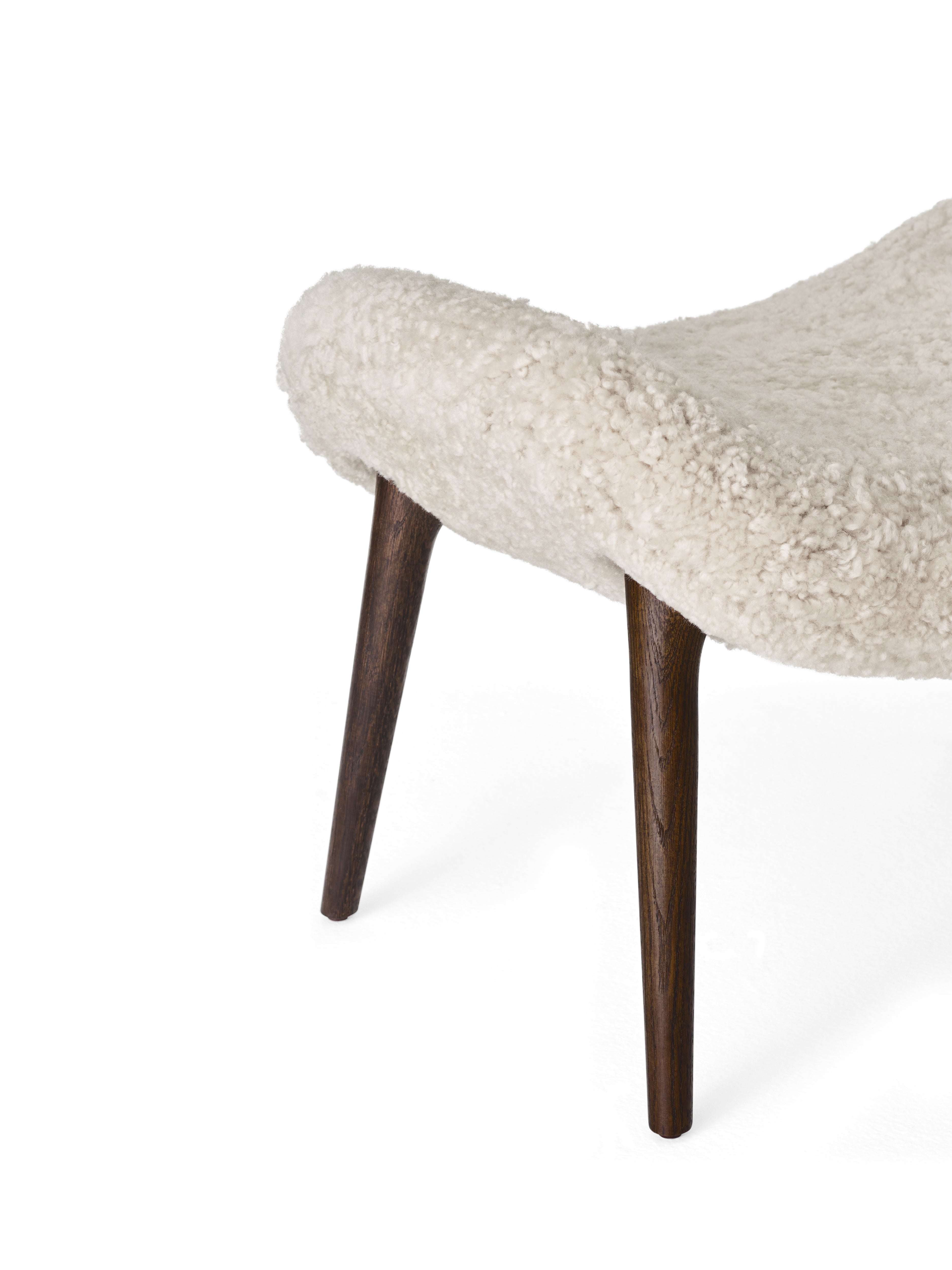 Podnóżek LODGE kremowy baranek z ciemną dębową podstawą