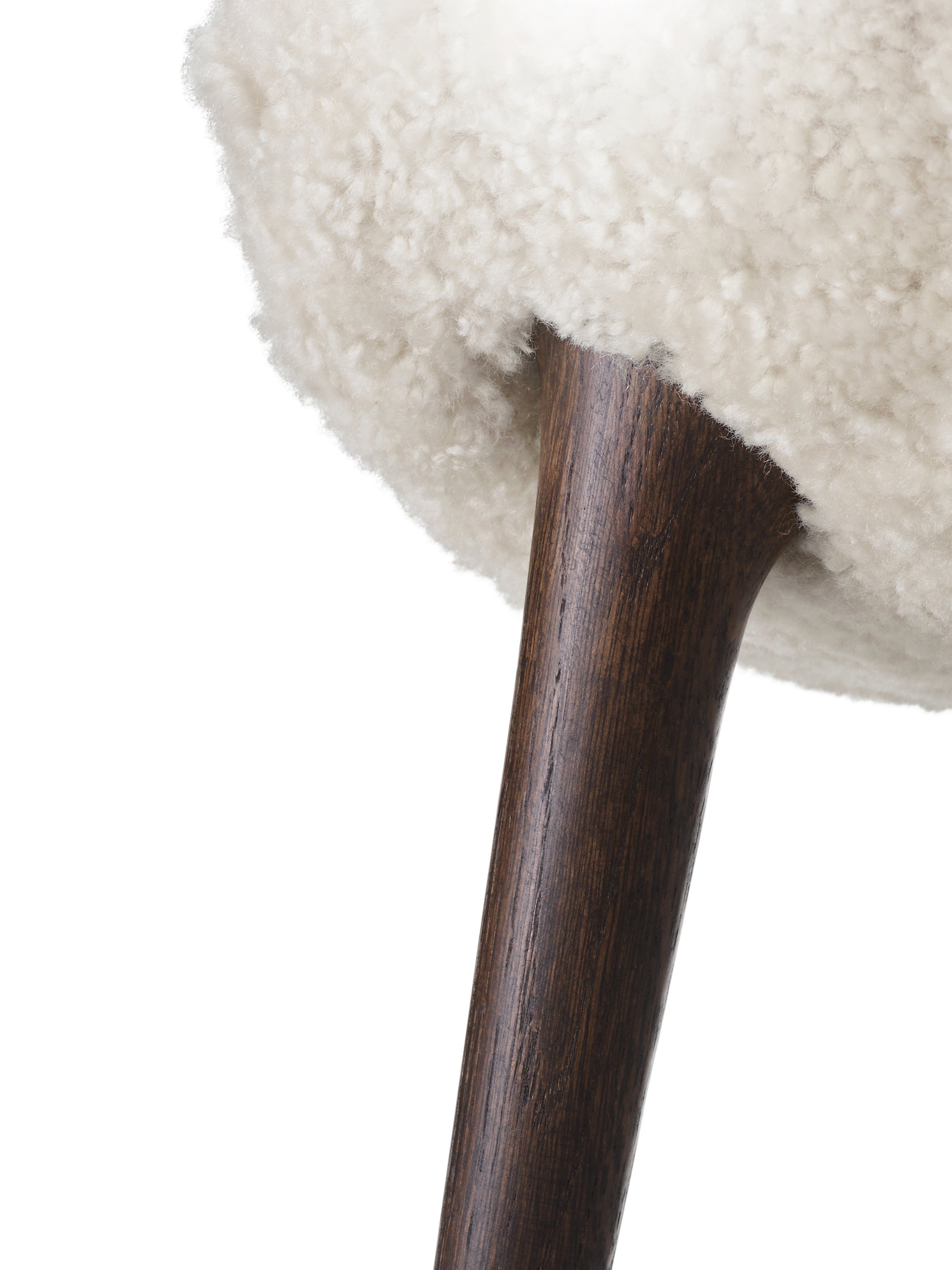 Podnóżek LODGE kremowy baranek z ciemną dębową podstawą