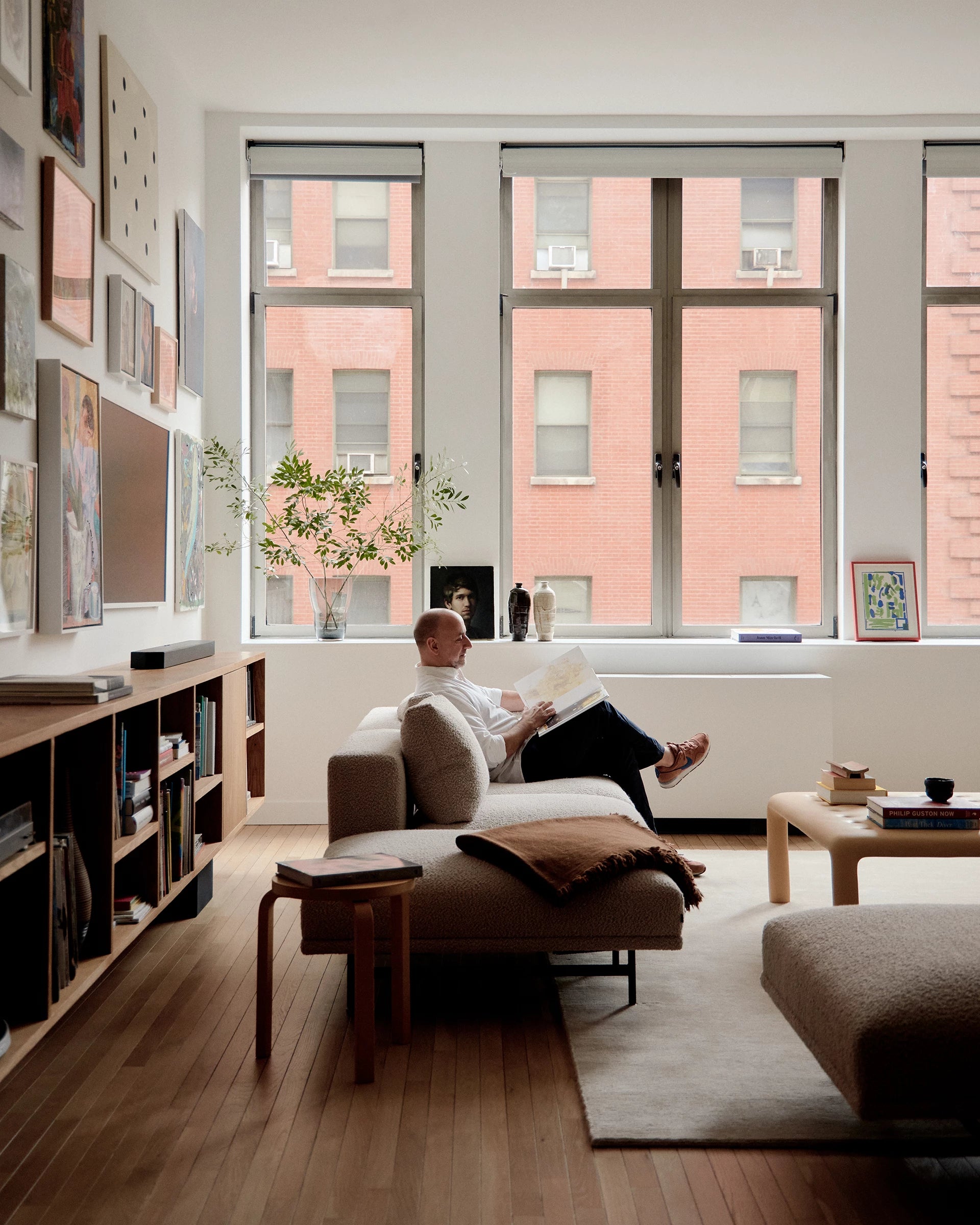 Sofa 2-osobowa LOFT jasnoszary boucle ze stalową podstawą