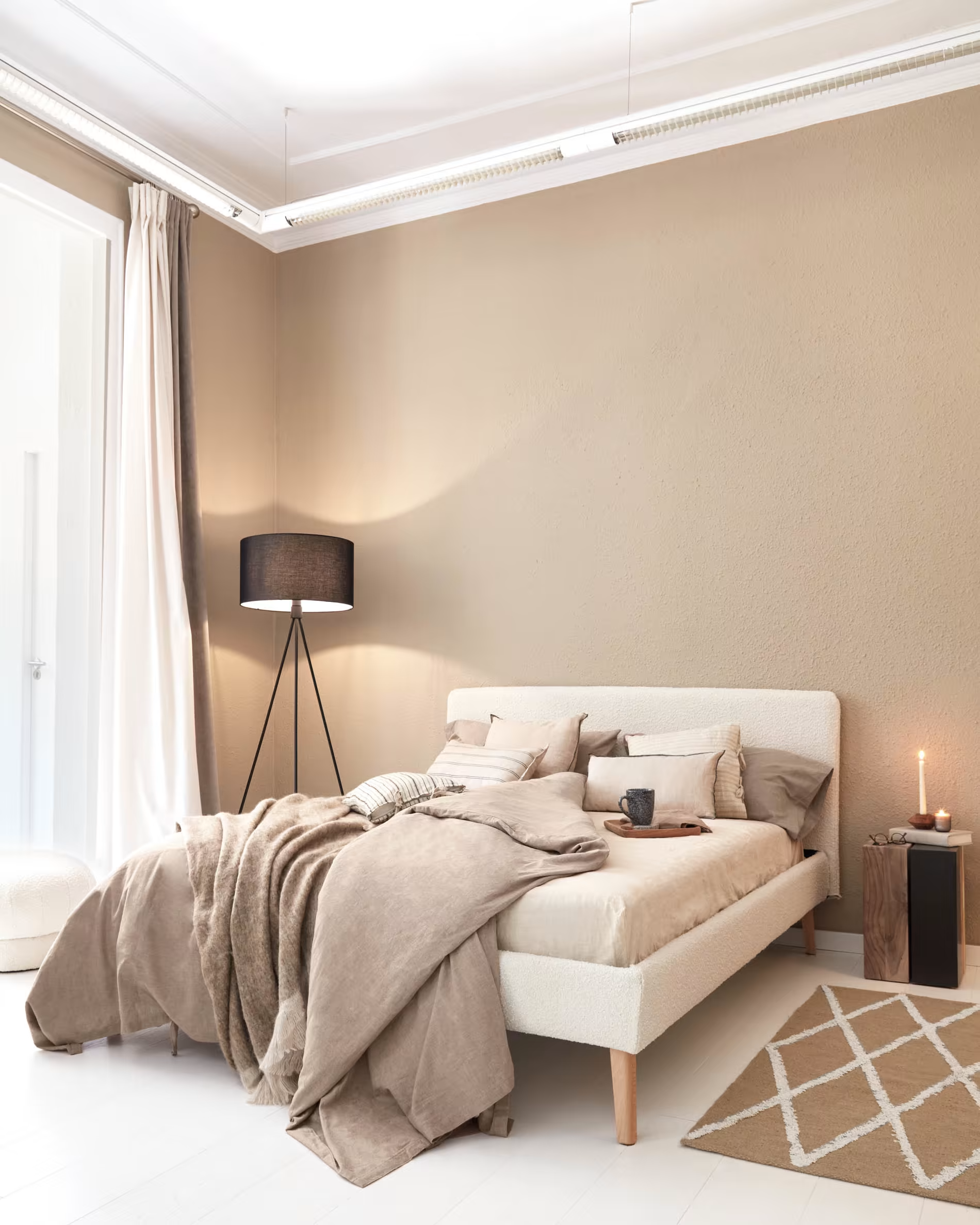 Łóżko DYLA biały boucle La Forma    Eye on Design