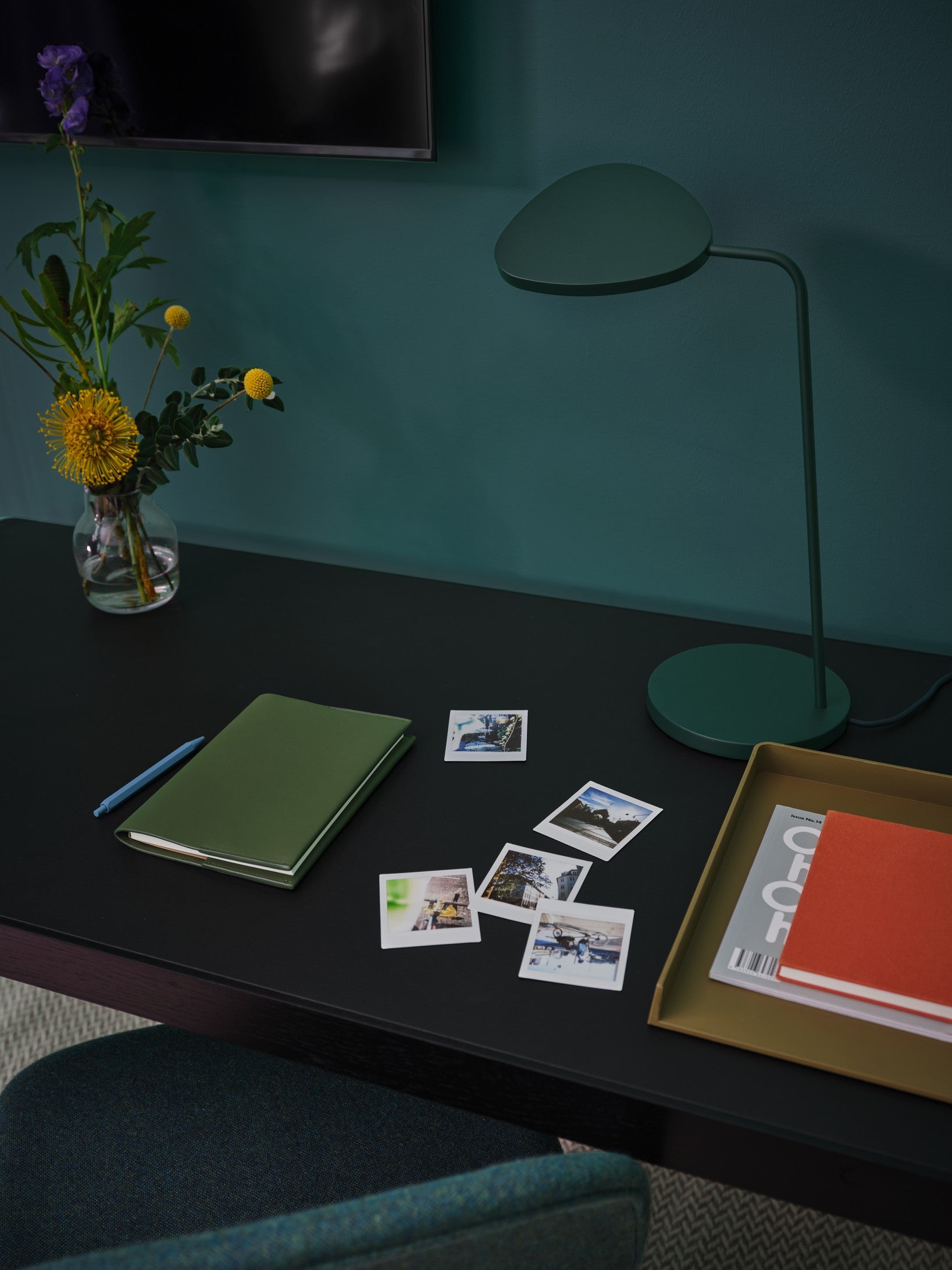 Stół WORKSHOP czarne linoleum z czarną dębową podstawą