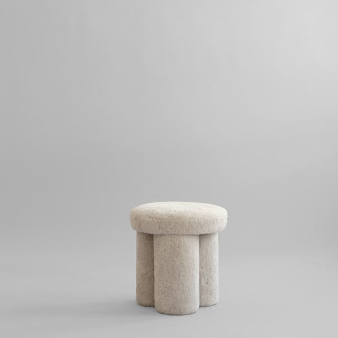 Stołek w tkaninie Sheepskin BIG FOOT piaskowy