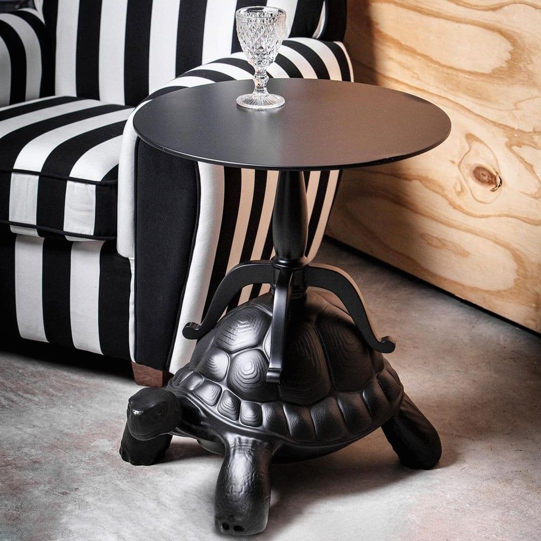 Stolik TURTLE CARRY czarny Qeeboo    Eye on Design
